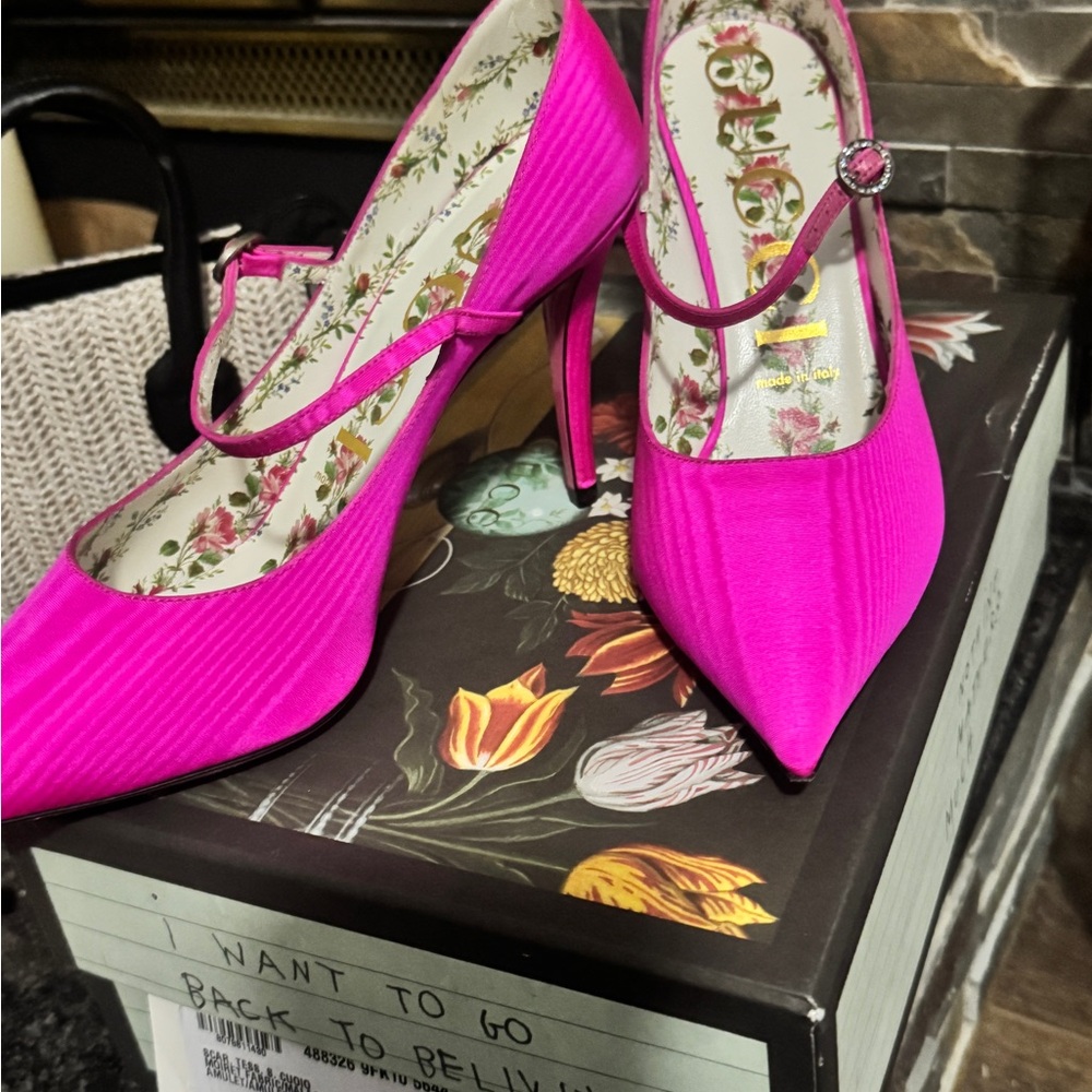 Gucci Bright Pink Satin Moiré Mary Jane Pumps EU 38 NWT / Rare